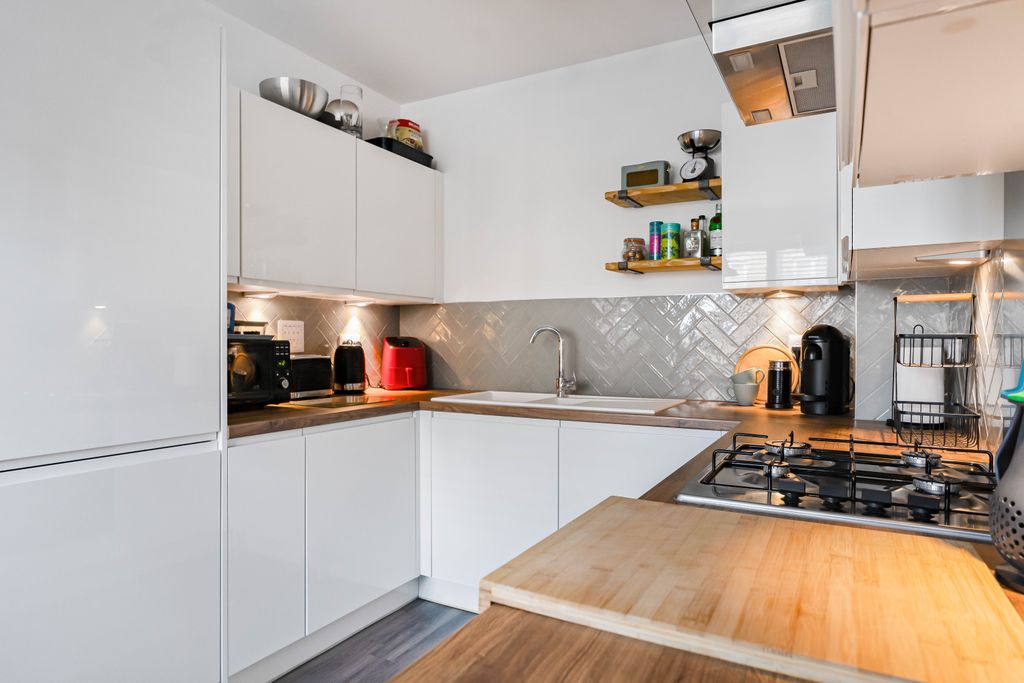 Property photo 3 of 18 Kitchen