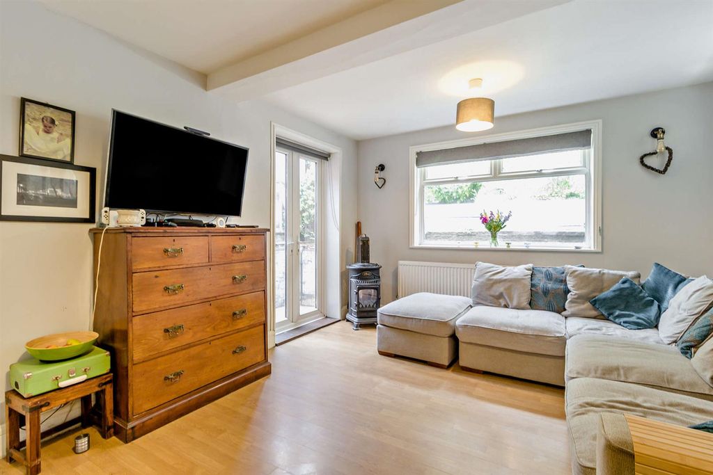 Property photo 2 of 11 8659532-Interior09-800.Jpg