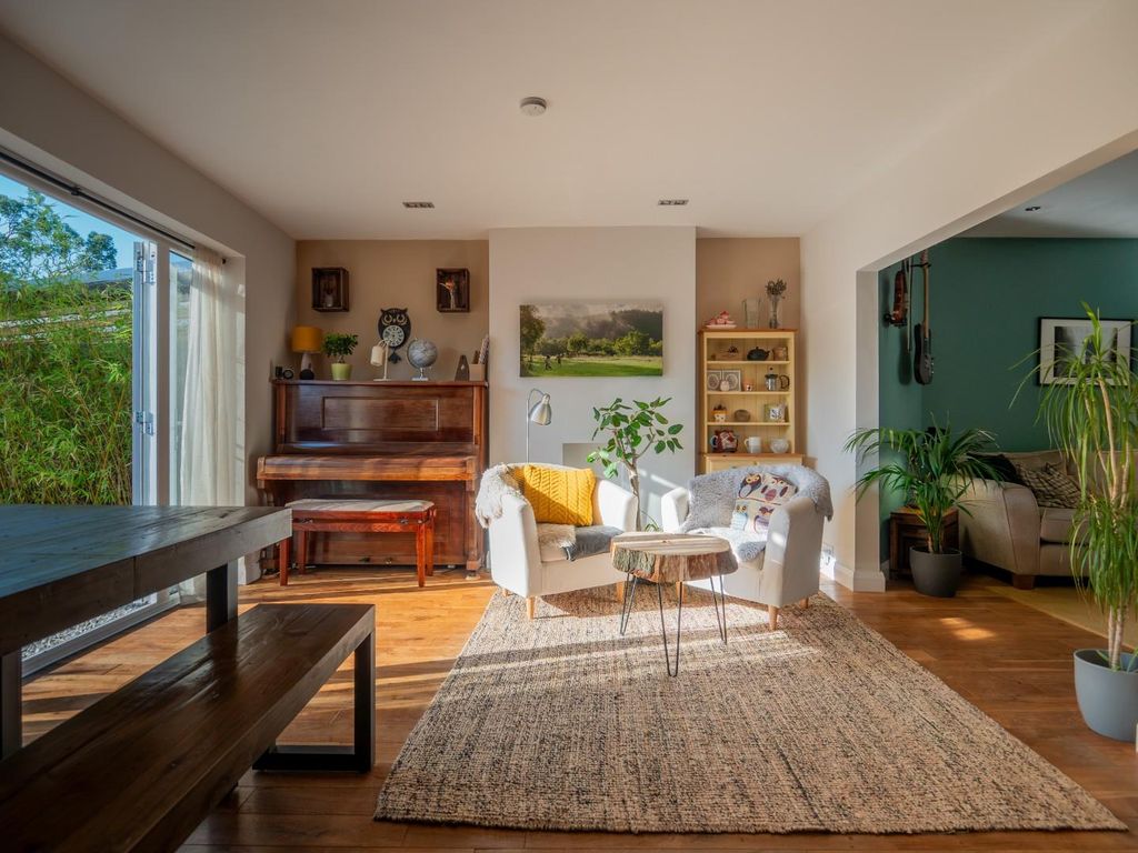 Property photo 2 of 15 7_Darwin_Road-02.Jpg