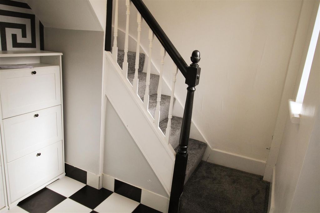 Property photo 3 of 19 Entrance Hall.Jpg