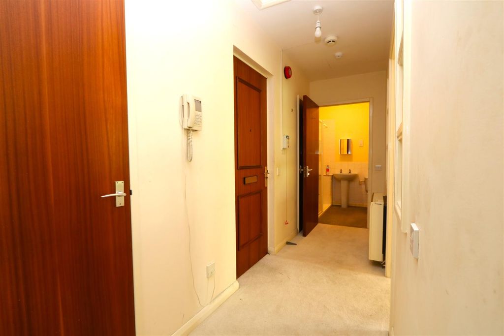 Property photo 3 of 11 Hall.Jpg