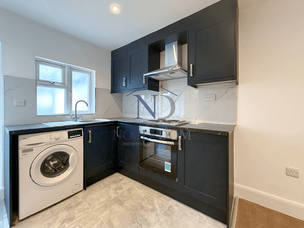 Property photo 1 of 5 Studio Flat In Uxbridge