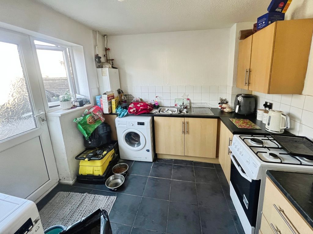 Property photo 3 of 9 Kitchen