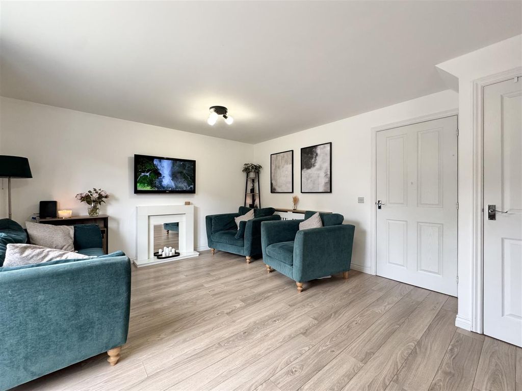 Property photo 3 of 17 Lounge