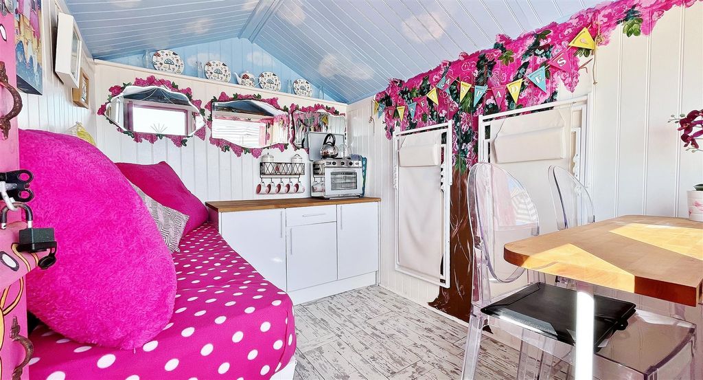 Property photo 3 of 10 Beach Hut