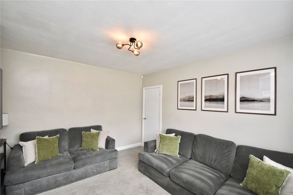 Property photo 3 of 18 Lounge