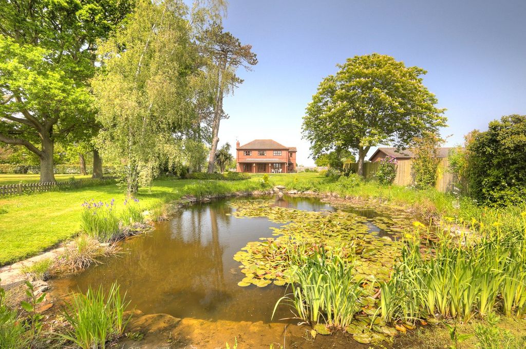 Property photo 3 of 34 Garden View