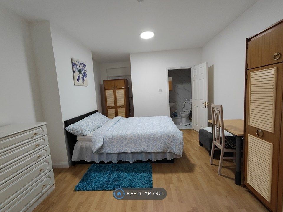 Property photo 2 of 6 2) Studio