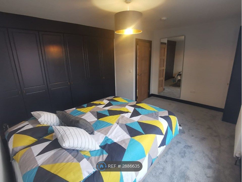 Property photo 3 of 9 Spacious Bedroom