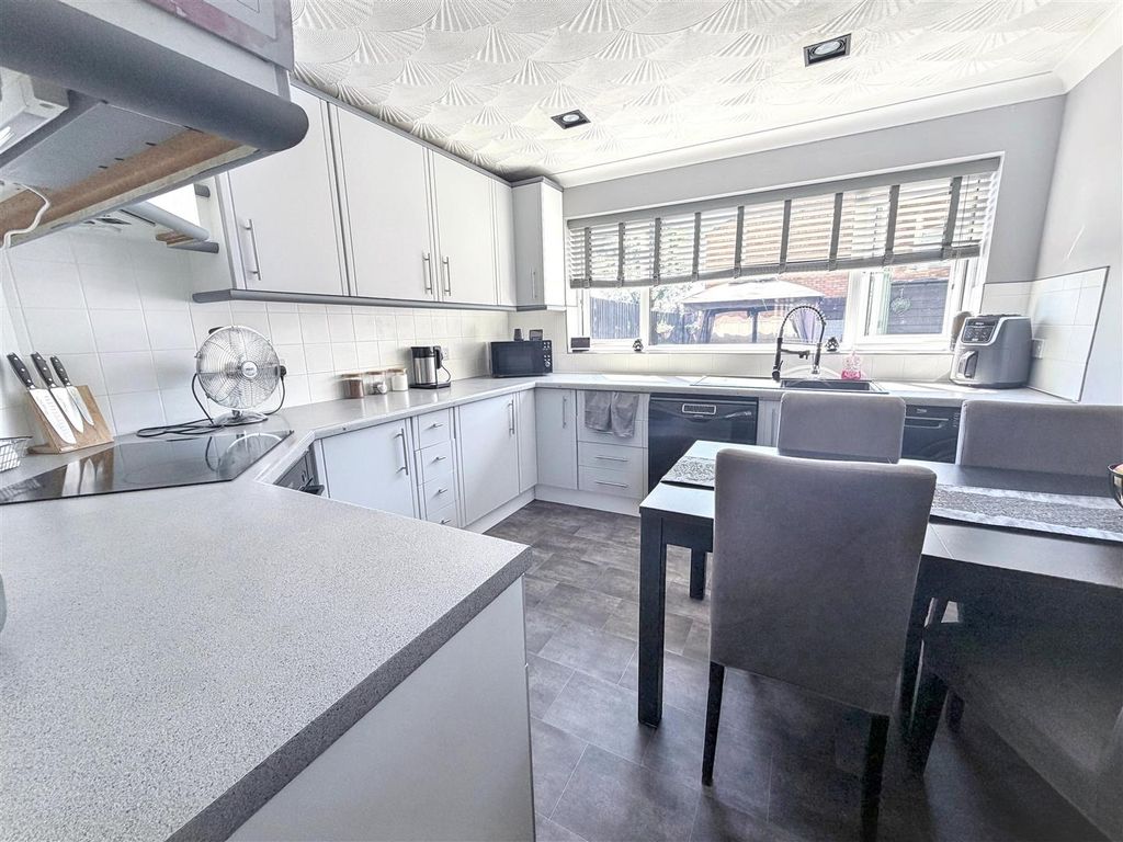 Property photo 3 of 11 Kitchen