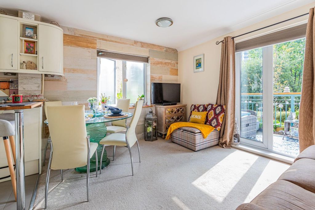 Property photo 2 of 34 Lounge