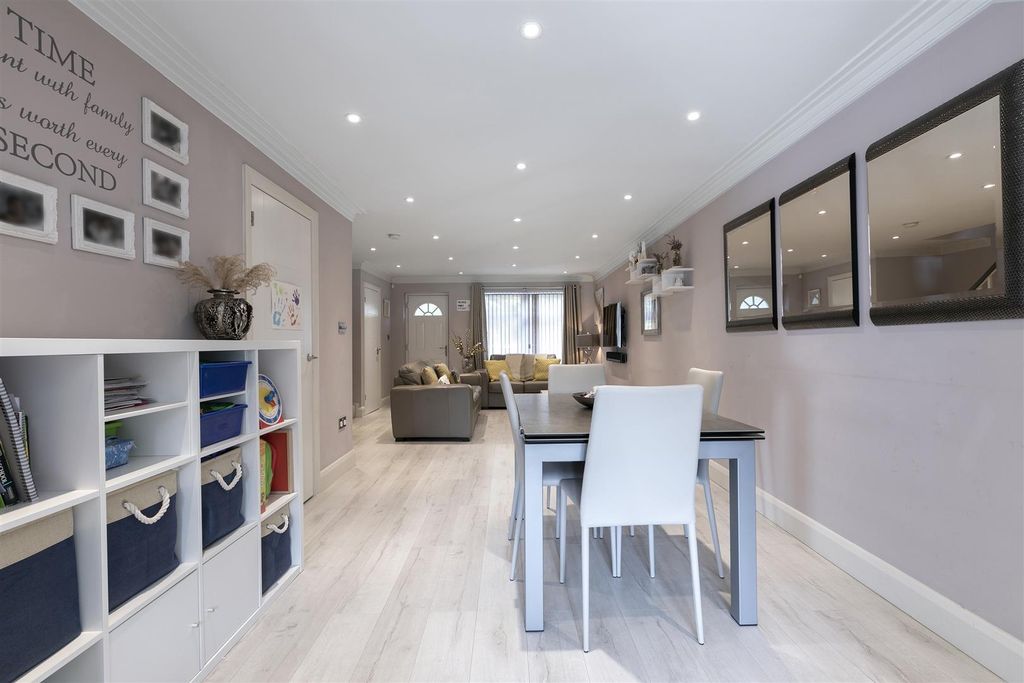 Property photo 3 of 25 Chapelmount Road, Ig8