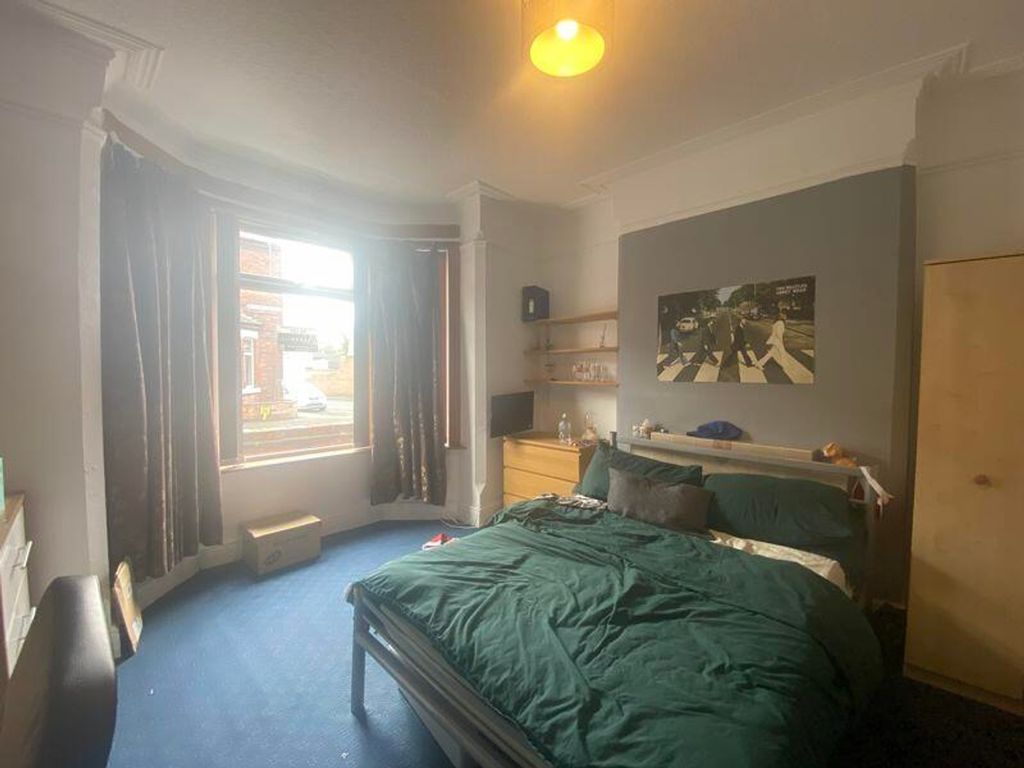Property photo 3 of 9 A Spacious And Bright Double Bedroom With Large Wi...