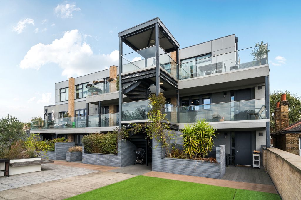 Property photo 1 of 18 Exterior