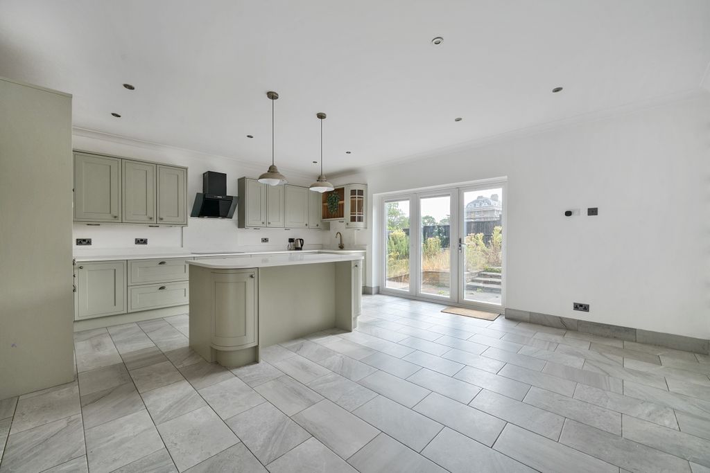 Property photo 2 of 32