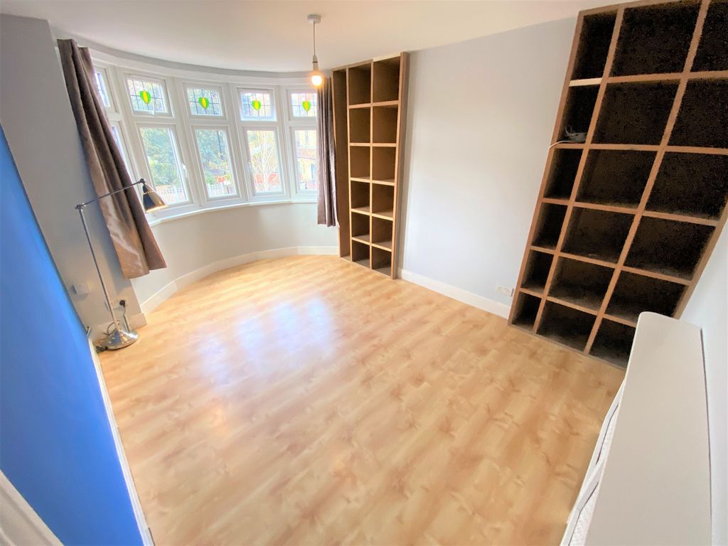Property photo 1 of 4 Cantley Gdns Ig2