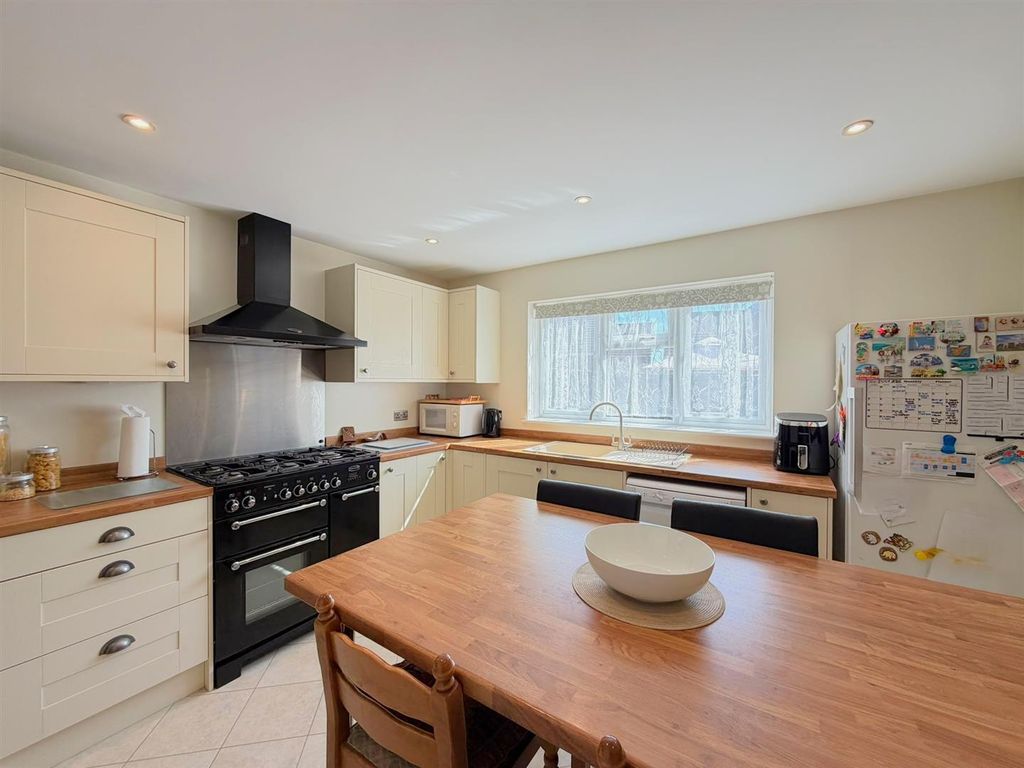 Property photo 3 of 30 Kitchen / Diner