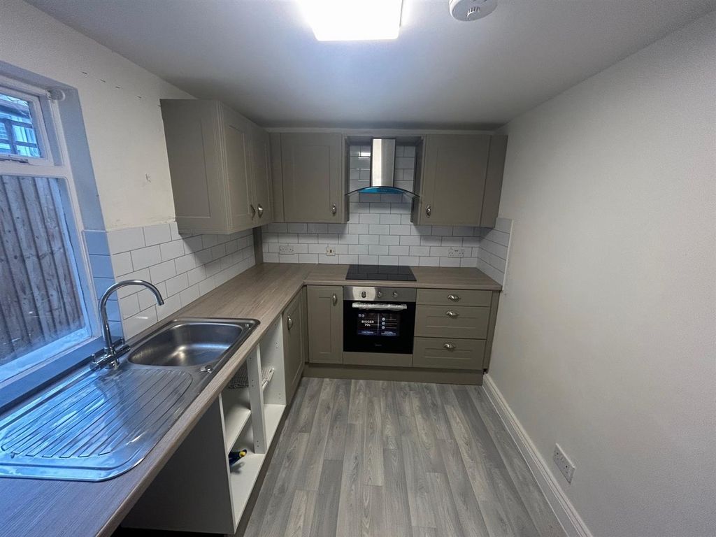 Property photo 2 of 8 Kitchen