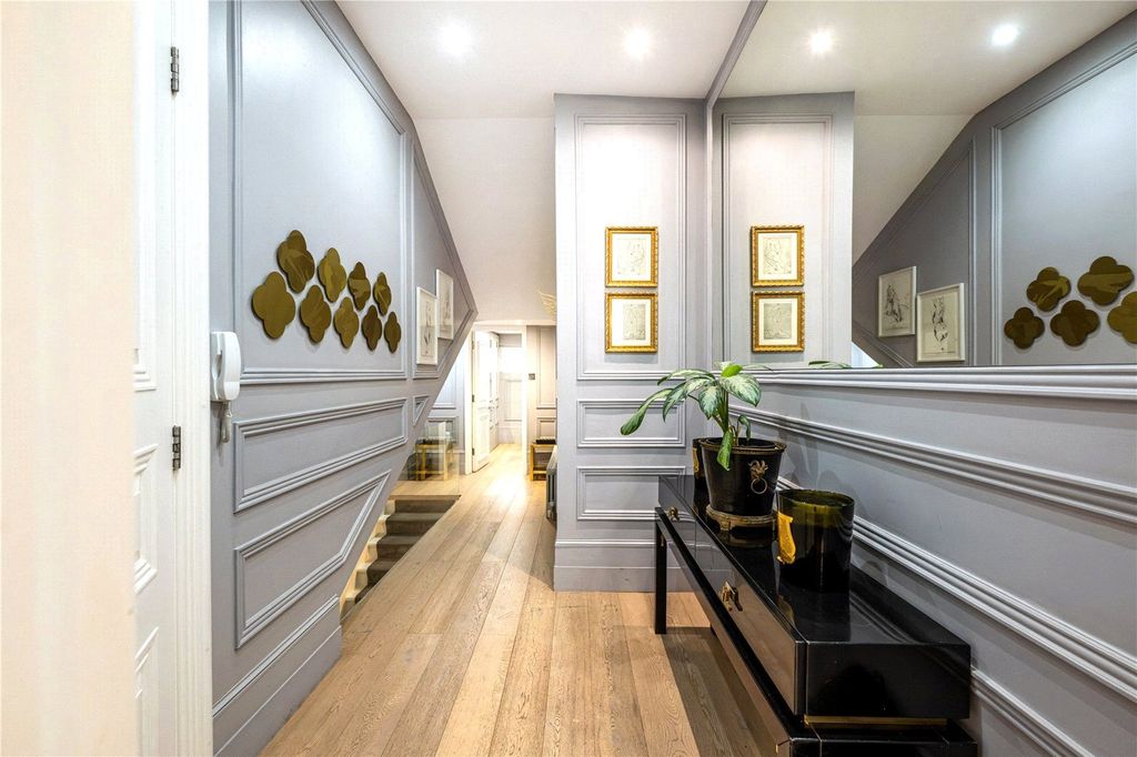 Property photo 3 of 12 Hallway