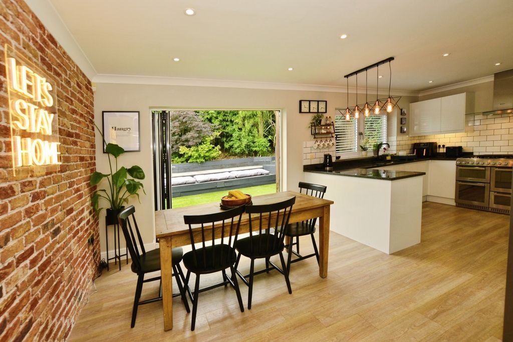 Property photo 3 of 17 Kitchen