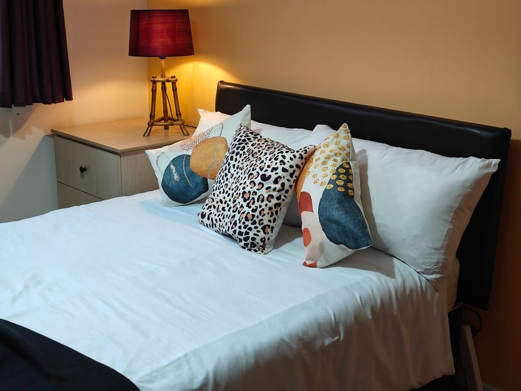 Property photo 2 of 10 Bright, Tidy Double Room With Bedside Lamp...