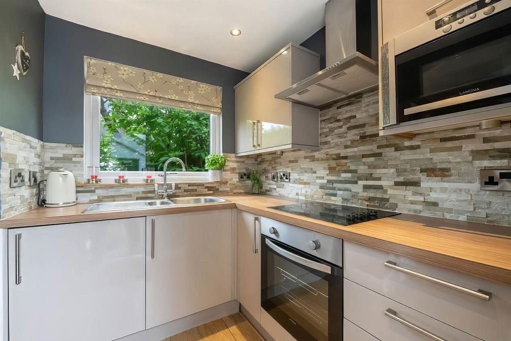Property photo 2 of 18 Kitchen