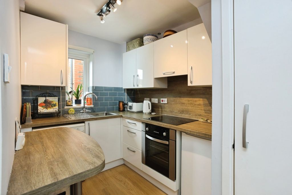 Property photo 2 of 8 Kitchen