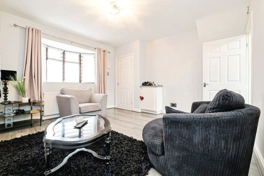 Property photo 2 of 17 Lounge