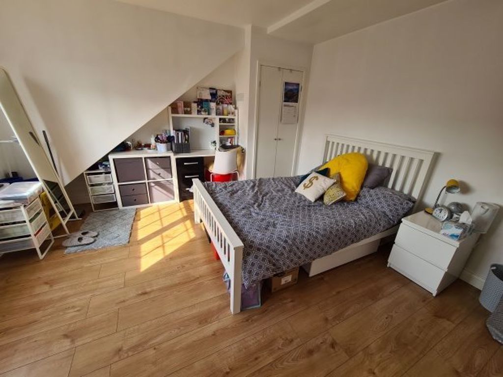 Property photo 3 of 15 A Cozy Single Bedroom Featuring A Neatly Made Bed ...