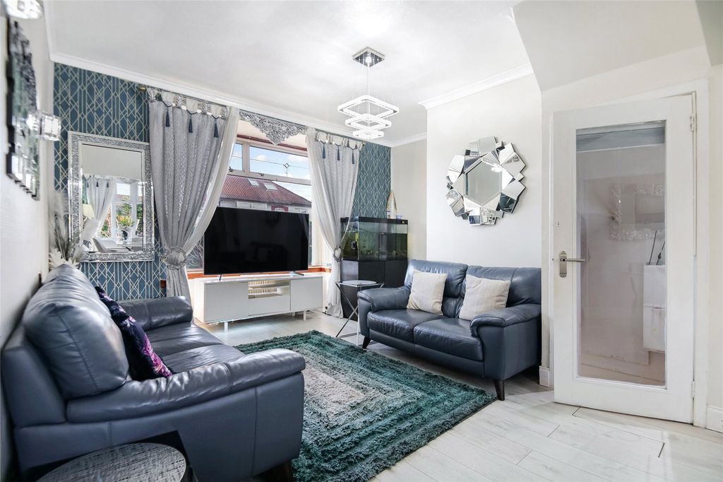 Property photo 3 of 27 Living Room