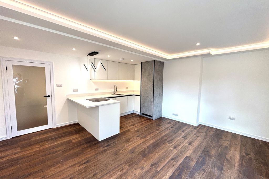 Property photo 3 of 10 Lounge