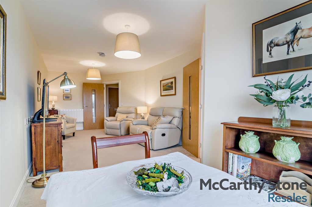 Property photo 3 of 23 8671157-Interior10-800.Jpg