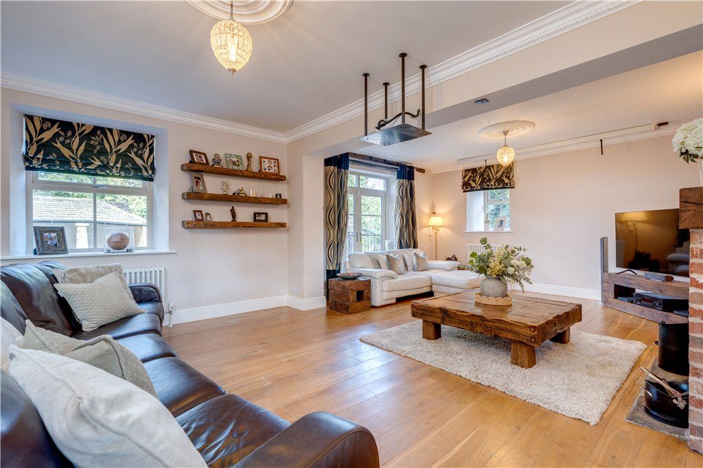 Property photo 2 of 34 Sitting Room