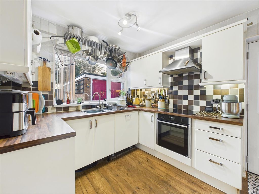 Property photo 3 of 21 Cam05476G0-Pr0088-Still014.Jpg