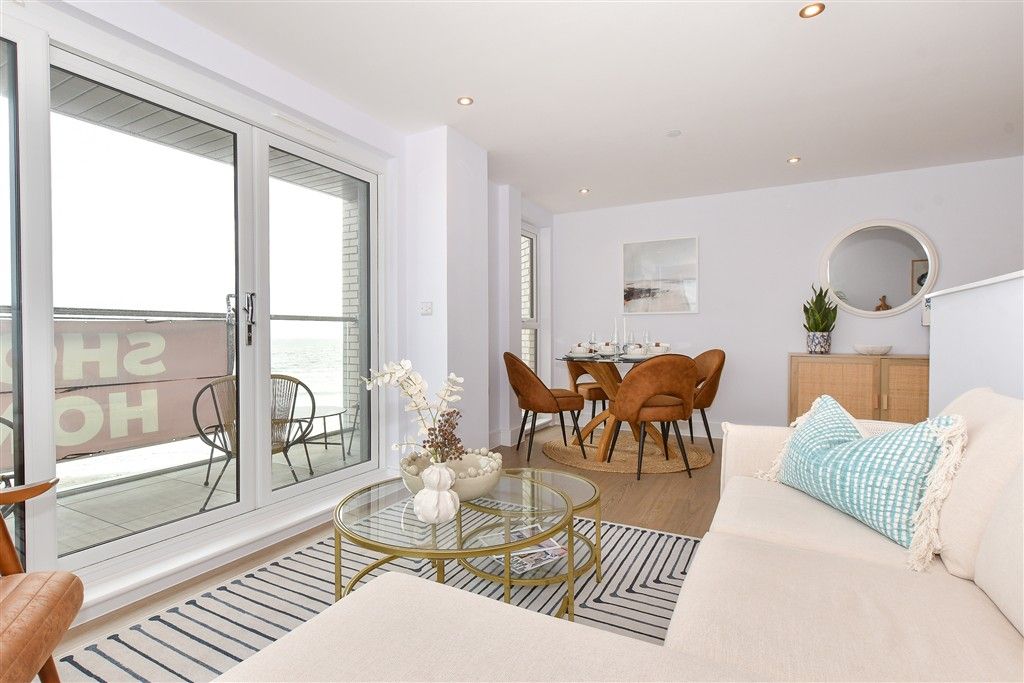 Property photo 1 of 14 Lounge