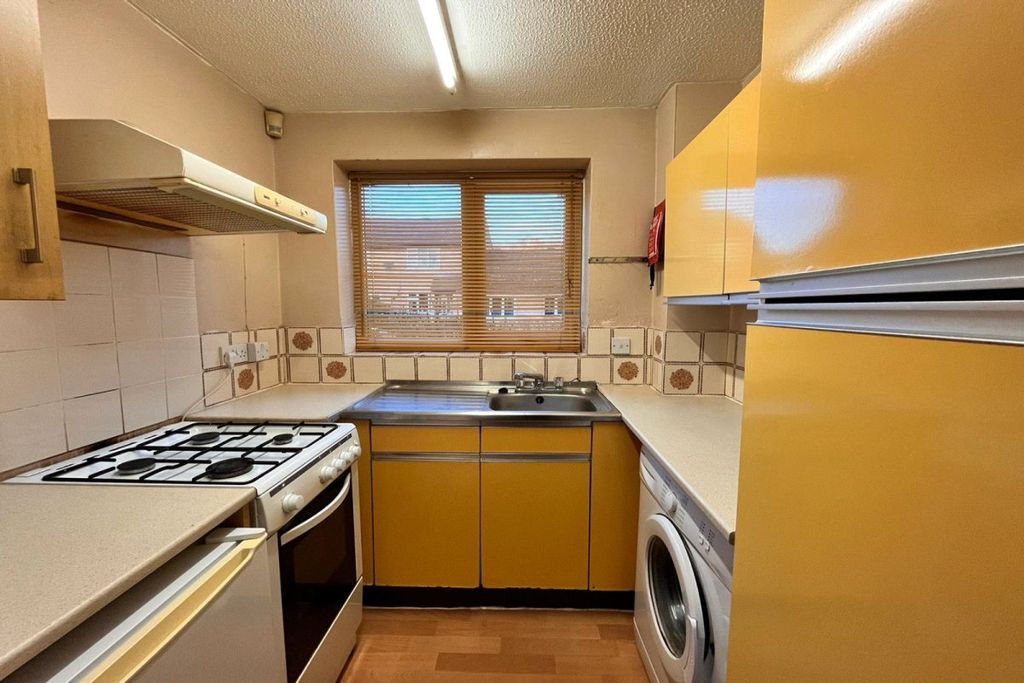Property photo 3 of 6 Kitchen