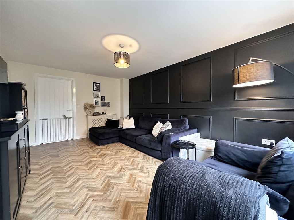 Property photo 2 of 19 Large Living Room 241