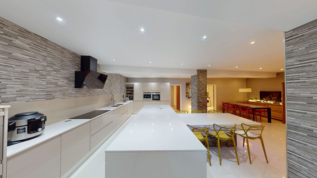 Property photo 2 of 23