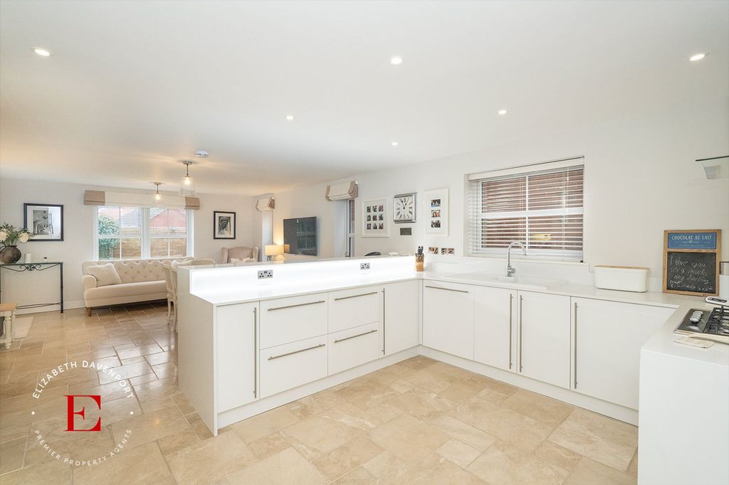 Property photo 2 of 28