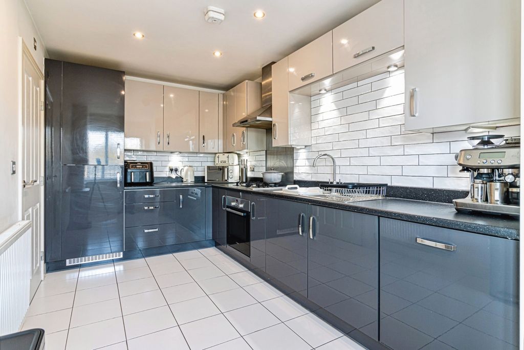 Property photo 3 of 28 Photo