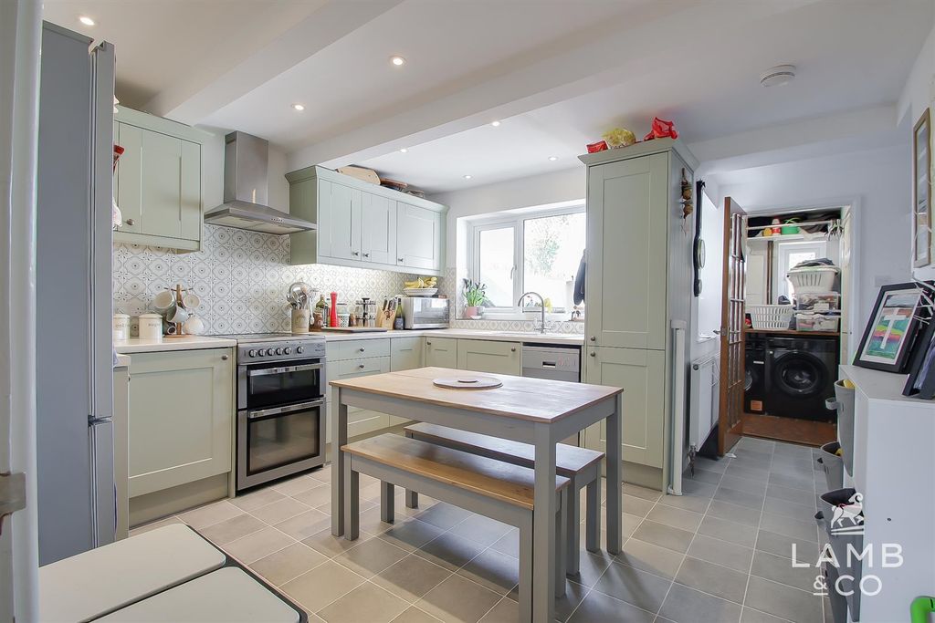Property photo 2 of 18 Kitchen