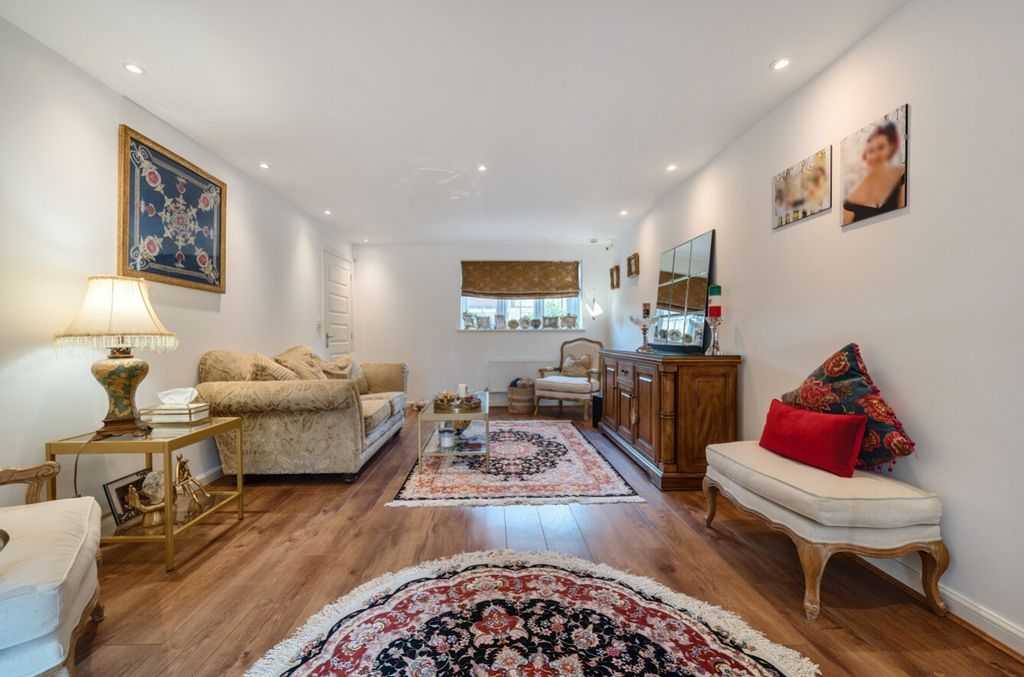 Property photo 3 of 25 1304038-12-6841Af7F854A6