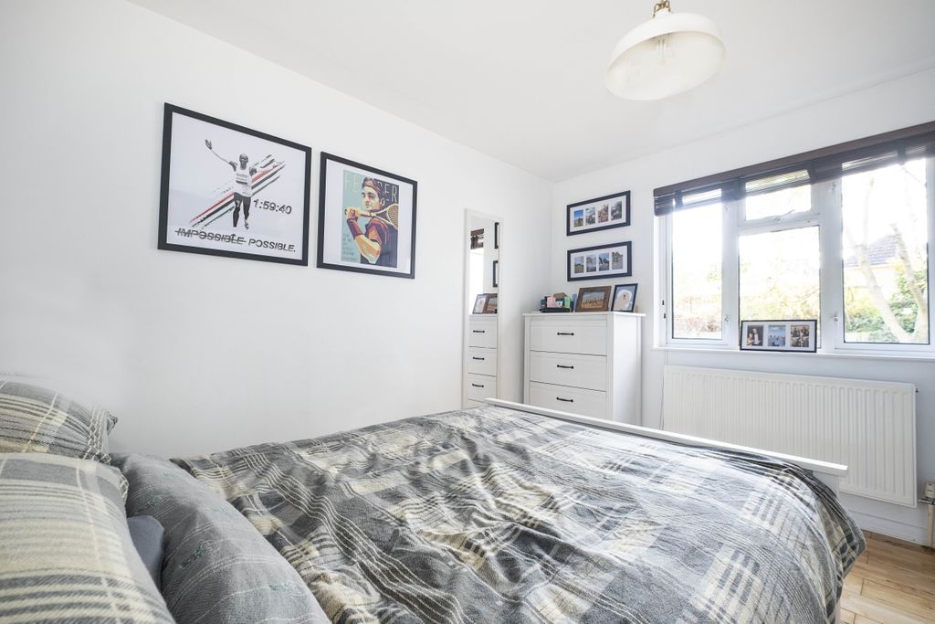 Property photo 3 of 10 2-Park-Close-0004...