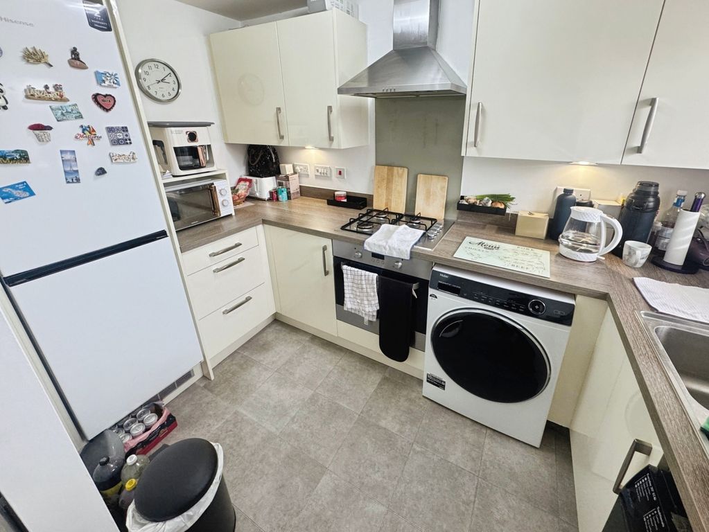 Property photo 3 of 11 Kitchen