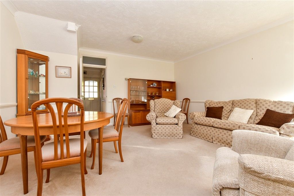 Property photo 3 of 18 Lounge