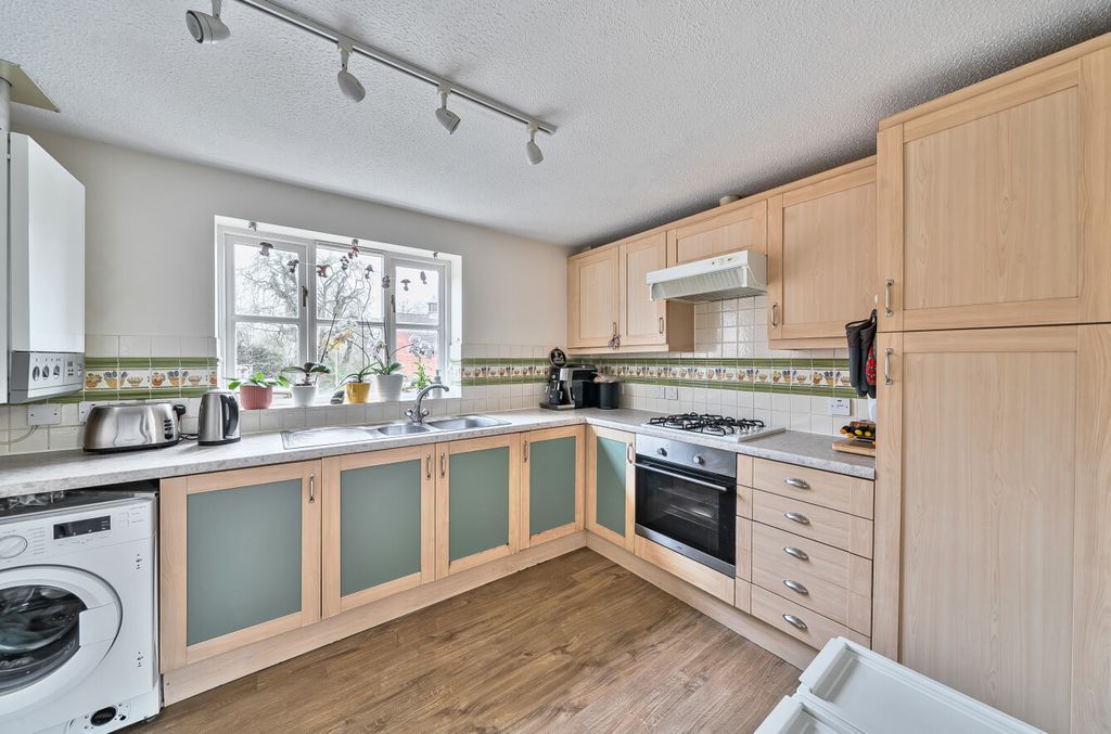 Property photo 3 of 11 Kitchen