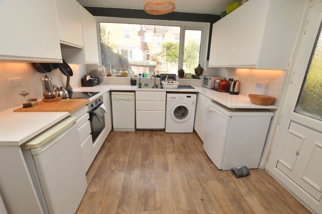 Property photo 3 of 12 Kitchen