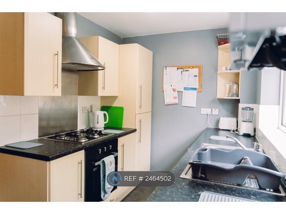Property photo 3 of 17 Kitchen 1