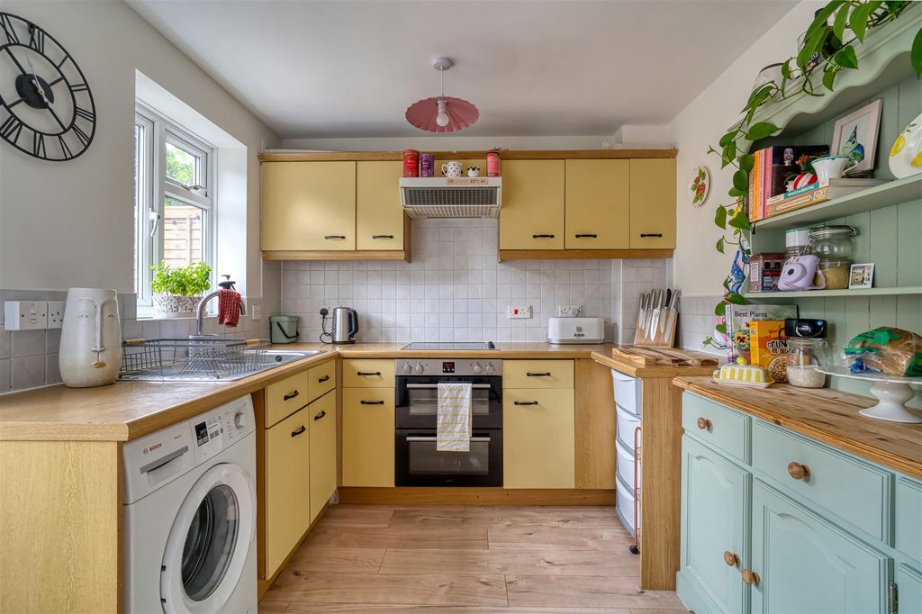 Property photo 2 of 11 Kitchen
