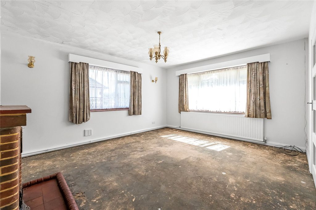 Property photo 3 of 31 Sitting Room